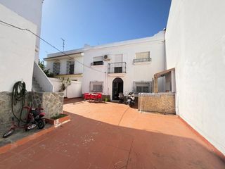 Rent Flat in Núcleo urbano. Se alquila vivienda por un año en el centro de chiclana de la fr