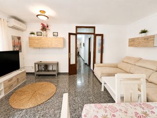 Piso  Calle enrique van dulken 7. Ponemos a la venta este amplio piso situado en la zona de capuch