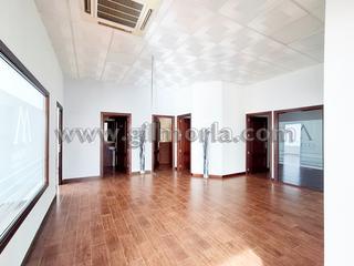 Lloguer Local Comercial a Calle molino velasco 11. Local en alquiler con despachos