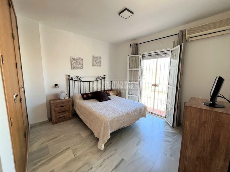 Foto 81072e67-fdb2-4baf-b813-9a278907709c. Casa aparellada a Camposoto - Gallineras San Fernando