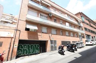 Aparcament cotxe a Carrer de mra d'ebre 63. Estupenda plaza de parking coche grande en pb