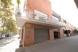 Casa a schiera  Carrer d'armand obiols. Magnífica casa adosada 200 m2 con gran terraza y pk 3/4 coches