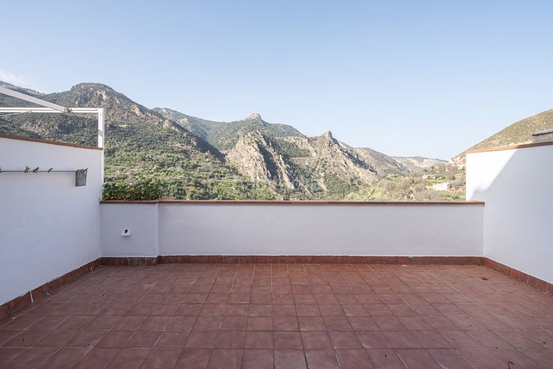 Foto e9c42d11-4551-42a0-bb4e-e1810014ee1a. Àtic amb aparcament a Güéjar Sierra