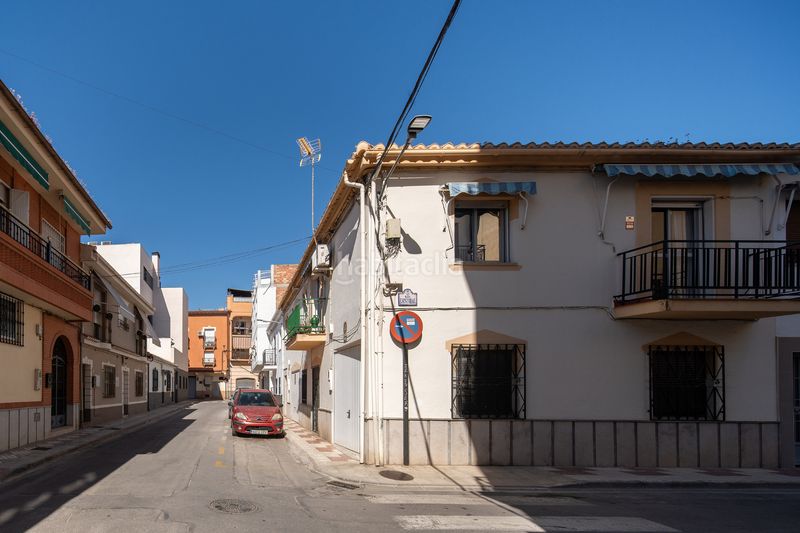 Foto bc76d2aa-cd50-40cf-a6cc-d32dbfe07e59. Casa adossada amb aparcament a Maracena
