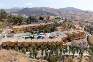 Casa adossada  Calle paz. Chalet adosado en exclusiva urbanización privada con piscina y p