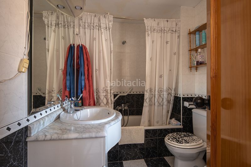 Foto 072f1579-d17c-46c0-8ea2-1817f20a700d. Casa pareada venta de edificio mixto en la zubia en Zubia (La)