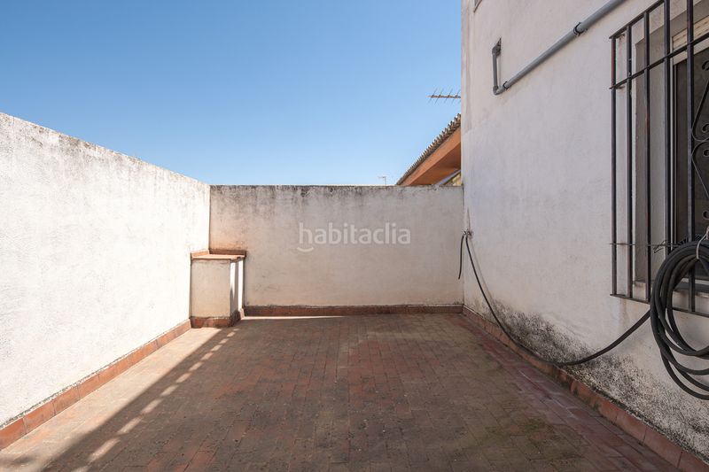 Foto 3ce95e70-497a-4fc2-af6b-49db97b6cead. Casa pareada venta de edificio mixto en la zubia en Zubia (La)