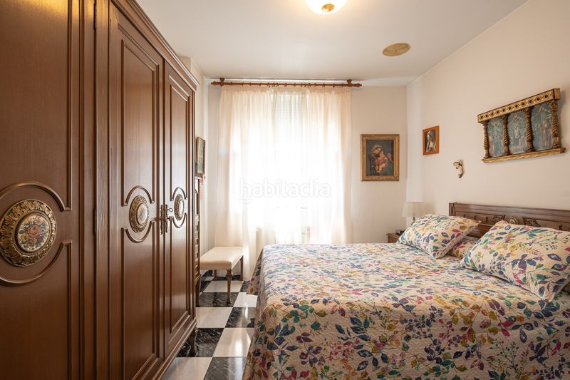 Foto 535124fb-e5da-4e19-9578-efcd6518d2b2. Casa pareada venta de edificio mixto en la zubia en Zubia (La)