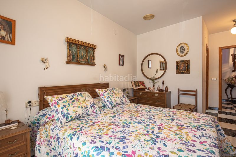 Foto 5c1f7cd0-db1a-480e-b6cb-f34edeb672d2. Casa pareada venta de edificio mixto en la zubia en Zubia (La)