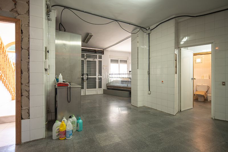Foto 78b9430b-a65e-4e86-b3f2-6a570c8d2d93. Casa pareada venta de edificio mixto en la zubia en Zubia (La)