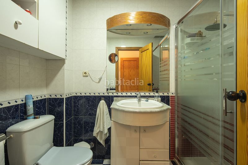 Foto c78fd2ea-4b6b-4dd1-b7db-fec10a4f4ba2. Casa pareada venta de edificio mixto en la zubia en Zubia (La)