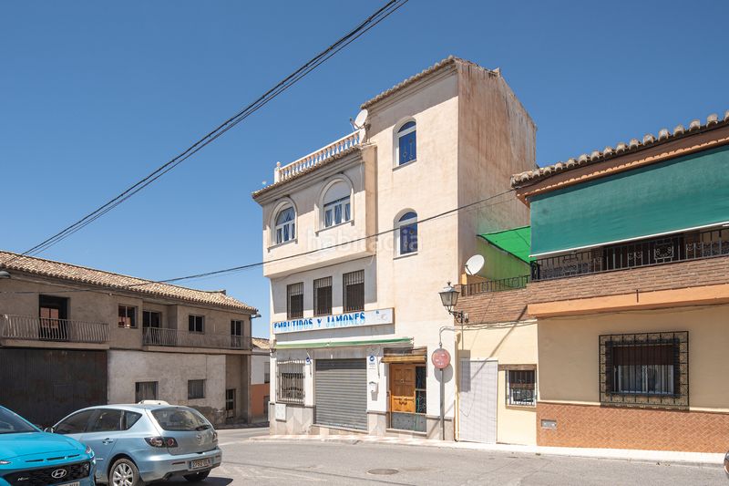 Foto de78b615-743d-47da-9b74-73a3545a548f. Casa pareada venta de edificio mixto en la zubia en Zubia (La)
