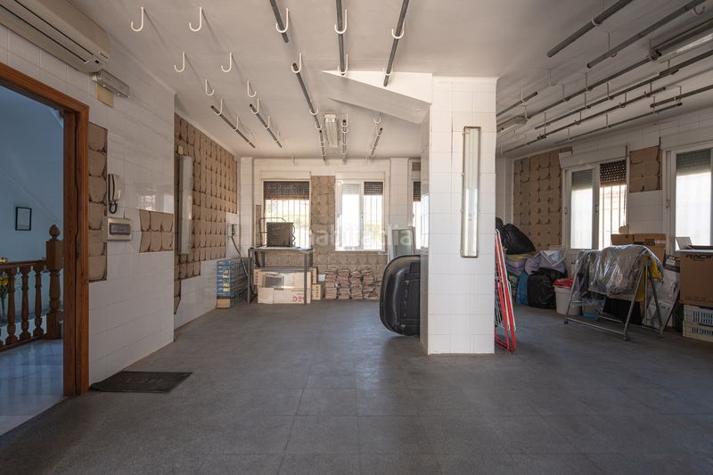 Foto f40a0d6f-d6f8-4b13-8d6e-ac048f4ce203. Casa pareada venta de edificio mixto en la zubia en Zubia (La)