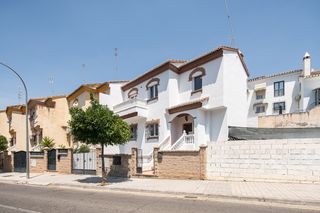 Casa aparellada a Avenida doña juana 99. Chalet pareado en venta en huétor-vega