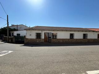 Casa a Perales del Puerto. Vivienda con terreno en perales del puerto