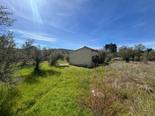 Landgut in Hoyos. Terreno con construcción y pozo en hoyos