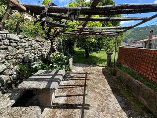 Haus in Gata. Casa con garaje y patio en gata