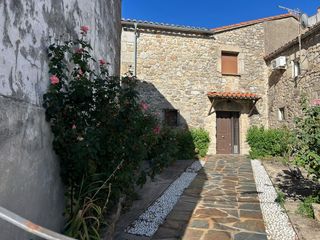 Casa in Villamiel. Chalet de piedra con jardín en villamiel