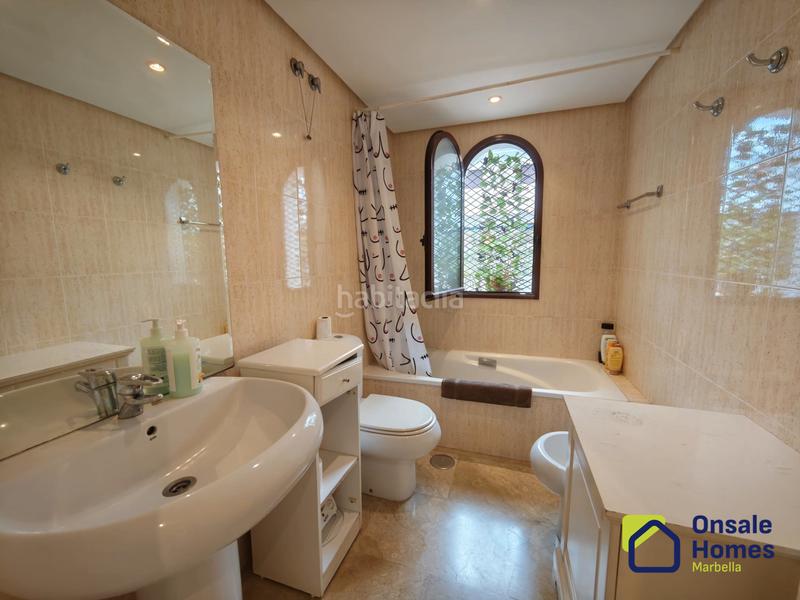 Foto af10b440-0d22-454e-90cd-57a4ee4f16d8. Piso en calle sierra cazorla 77 descubre este estupendo apartamento en la prestigiosa urbanización en Marbella