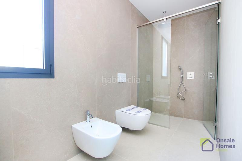 Foto a942dfe0-2db4-4967-9271-900cd135258a. Chalet in urbanizacion finca (la) 18 in Río Real Marbella