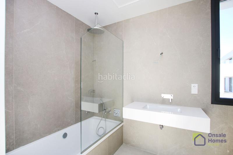 Foto f79b9934-2c7c-4ddc-876d-c3370ac5d3e7. Chalet en urbanizacion finca (la) 18 en Río Real Marbella