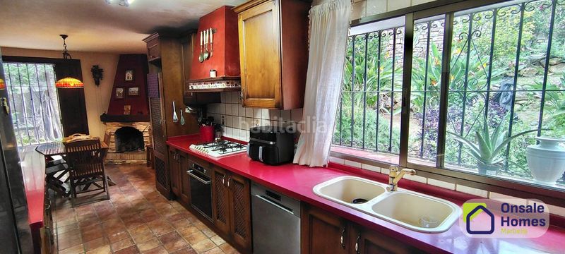 Foto 3f602927-afea-49e2-8def-272dab57c7c3. Xalet amb aparcament piscina a Río Real Marbella