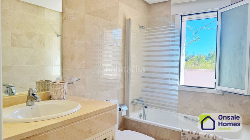 Foto 8a2773d7-8d93-4606-a806-da60dd4e9a01. Àtic amb aparcament piscina a La Dama de Noche - La Alzambra Marbella