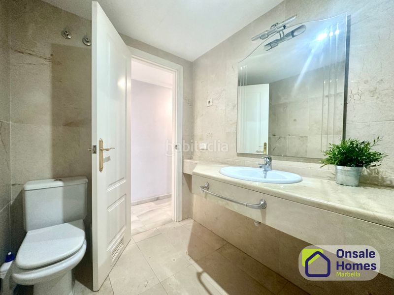 Foto e8d6c539-7be3-4553-8853-422a9c181e3f. Flat with parking pool in La Carolina - Guadalpín Marbella