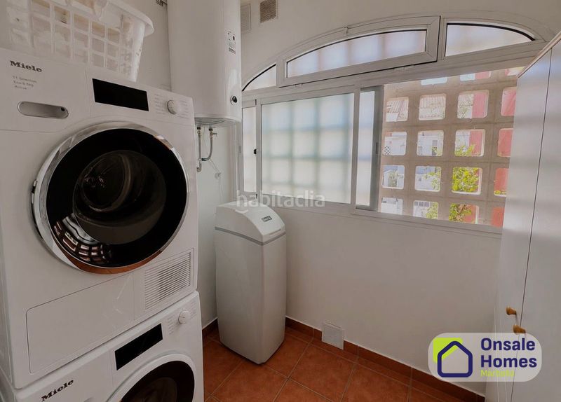 Foto b07bacfa-c1b6-423d-ba9f-48971a5a0116. Casa adossada amb aparcament piscina a Los Pacos Fuengirola