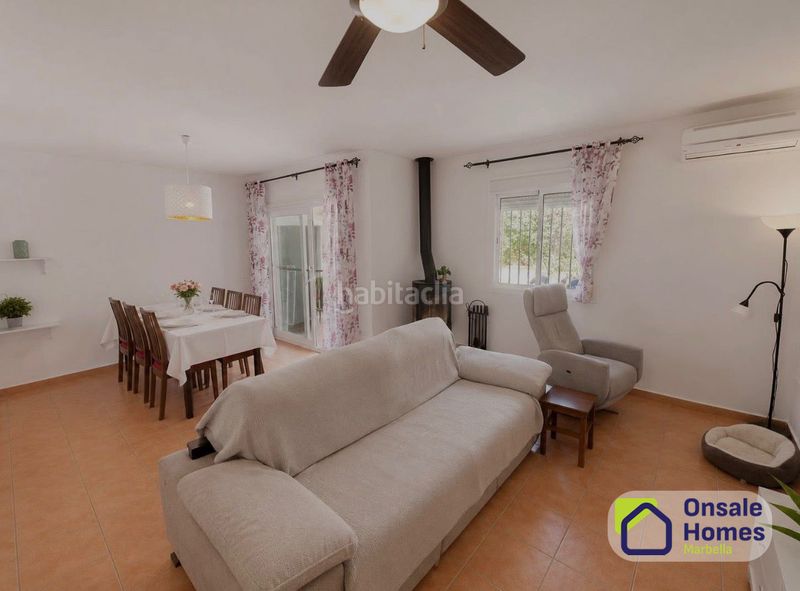 Foto ca7b1275-bf1d-4290-b0ed-b43a51fe5a94. Casa adossada amb aparcament piscina a Los Pacos Fuengirola
