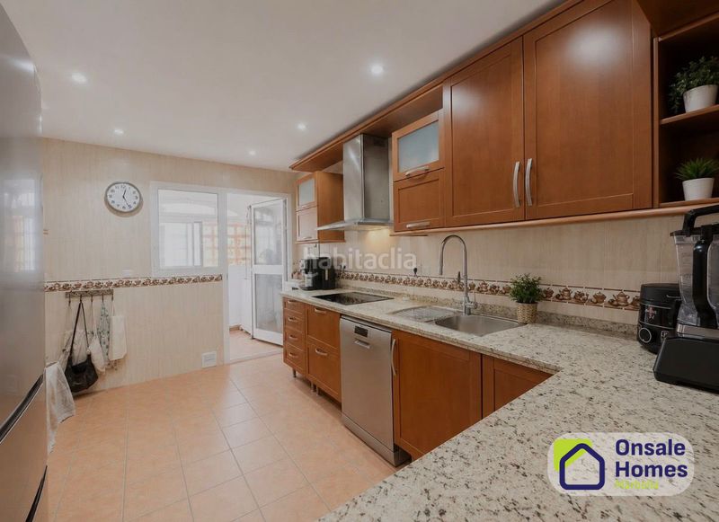 Foto f0d59d50-aa6e-4ea3-b4f3-7a81a09ffd31. Casa adossada amb aparcament piscina a Los Pacos Fuengirola