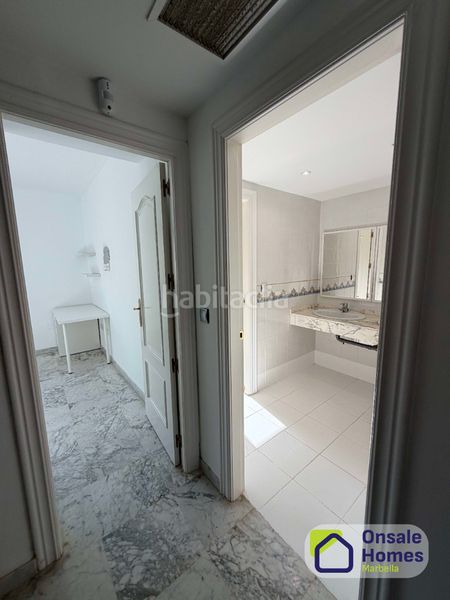 Foto 19adb347-07ac-46f5-b58b-4edd502182b7. Casa adossada amb xemeneia aparcament piscina a Nagüeles Alto Marbella