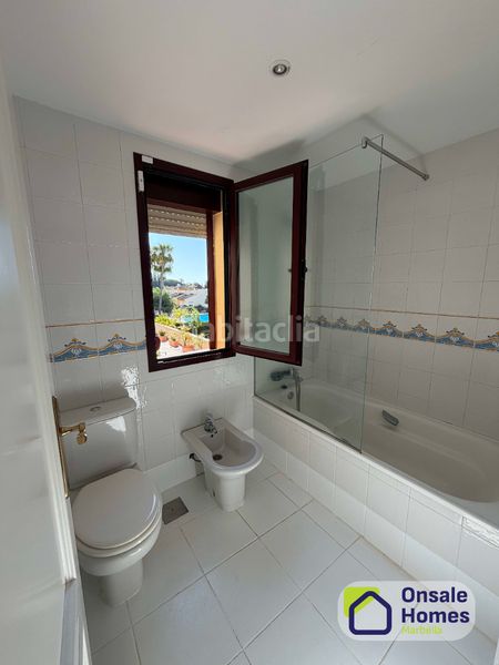 Foto 89f80d0d-c59d-4819-a8e0-d43b72f0c3b4. Casa adossada amb xemeneia aparcament piscina a Nagüeles Alto Marbella