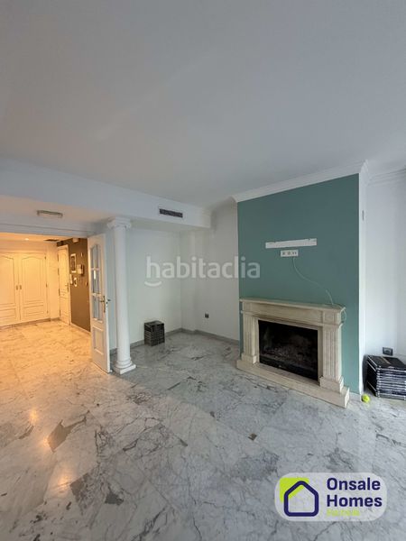 Foto a60c75c3-9a9f-46b2-a1c3-3a88c4b8744a. Casa adossada amb xemeneia aparcament piscina a Nagüeles Alto Marbella