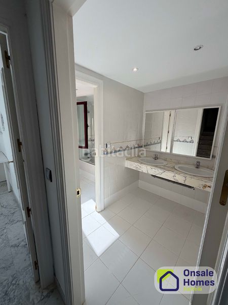 Foto bcc32d73-2a79-4787-accd-f351f2fac083. Casa adossada amb xemeneia aparcament piscina a Nagüeles Alto Marbella