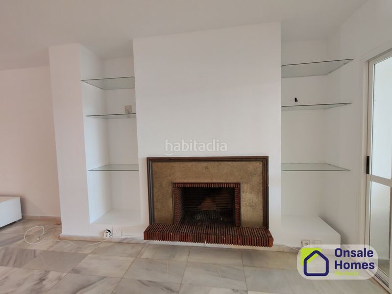 Foto 49c5aa48-5ed5-4085-ae79-b051a60ea7d4. Apartament amb xemeneia aparcament piscina a Río Real Marbella