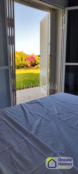 Foto 7a84379f-cf95-4f16-8557-bc3eb03d9201. Apartament amb xemeneia aparcament piscina a Río Real Marbella