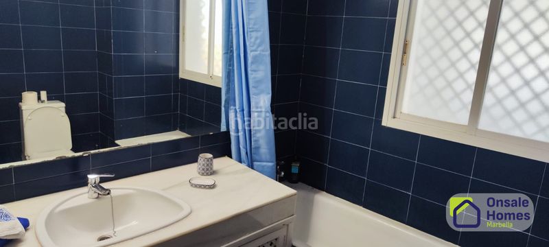 Foto df4f7332-ed03-4fb9-8757-481fd036b55d. Apartament amb xemeneia aparcament piscina a Río Real Marbella