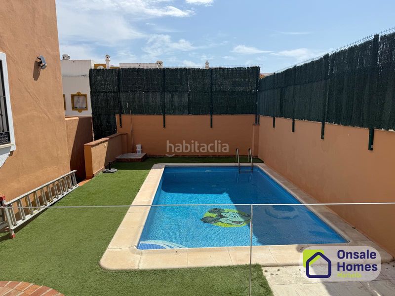 Foto 27e9ff45-be61-4866-a51a-2c9329e1d124. Casa a schiera con parcheggio piscina in Bello Horizonte - Lindasol Marbella