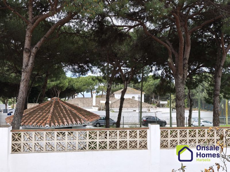 Foto f4c5bfca-22f0-48b9-bb67-dd45c5791230. Xalet amb aparcament a Cabopino - Artola Marbella