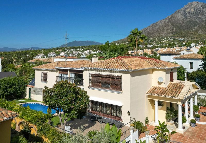 Foto 23255c32-5e20-4c9e-922f-36d47dc07c4a. Chalet en paseo de las magnolias 8 amplia villa con piscina y gran potencial cerca del centro en Marbella