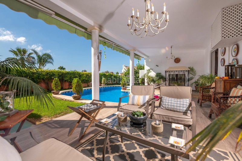 Foto 47cd8c4c-d7a1-4c2f-a697-3f81250f5d13. Chalet en paseo de las magnolias 8 amplia villa con piscina y gran potencial cerca del centro en Marbella