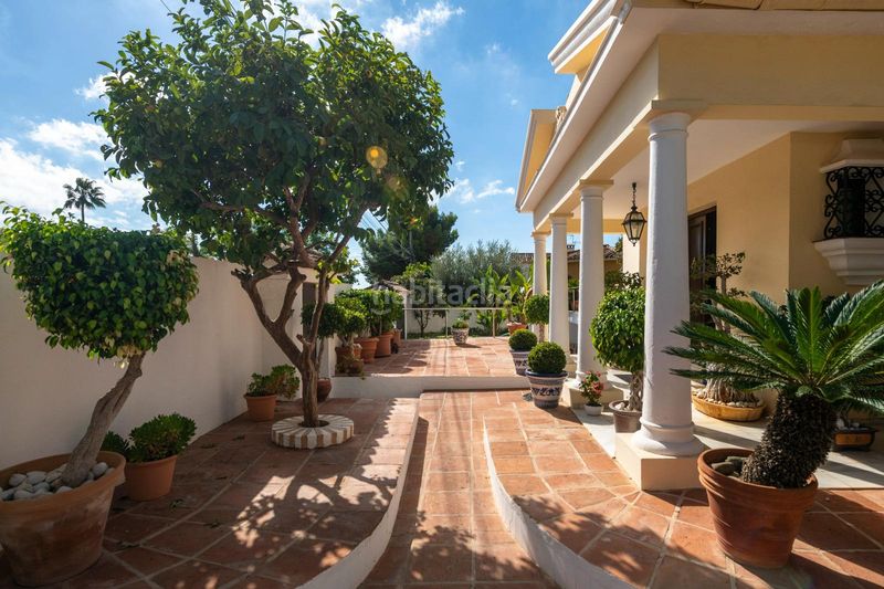 Foto d97df6f7-054d-4eb1-8fac-59959a375f24. Chalet en paseo de las magnolias 8 amplia villa con piscina y gran potencial cerca del centro en Marbella