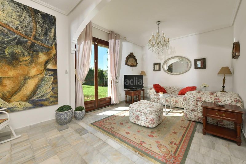 Foto db45dec5-2db7-4a23-9ffa-b9a2531523e8. Chalet en paseo de las magnolias 8 amplia villa con piscina y gran potencial cerca del centro en Marbella