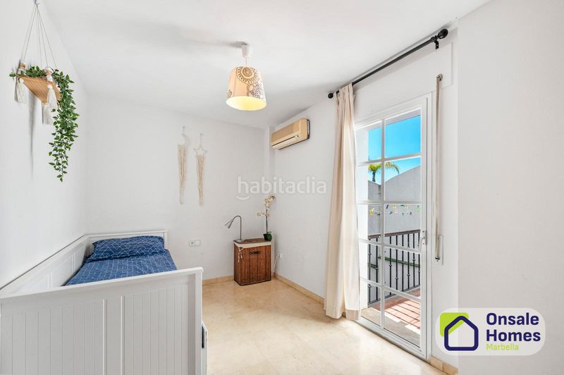 Foto 0ff4a5c0-5cb6-4027-8c72-590d8f1ba7f8. Casa adossada amb xemeneia piscina a Torrecilla - La Cañada Marbella