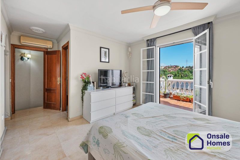 Foto b089ec05-9462-4859-bcbb-2e6dda3ace5c. Casa adossada amb xemeneia piscina a Torrecilla - La Cañada Marbella