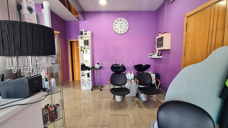 Foto c898d039-98dc-49a9-947b-8b460cc13520. Traspaso local comercial traspaso de peluqueria en activo por jubilacion en Terrassa