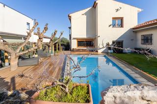 Chalet in Solsones 17. Un refugio de espacio y comodidad en la móra