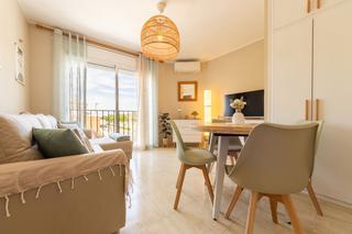 Flat in Barcelona de 24. Apartamento con piso con licencia turística, piscina  y tranquil