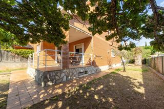 Pis  Isaac albeniz 79. Casa con piscina en boscos de tarragona